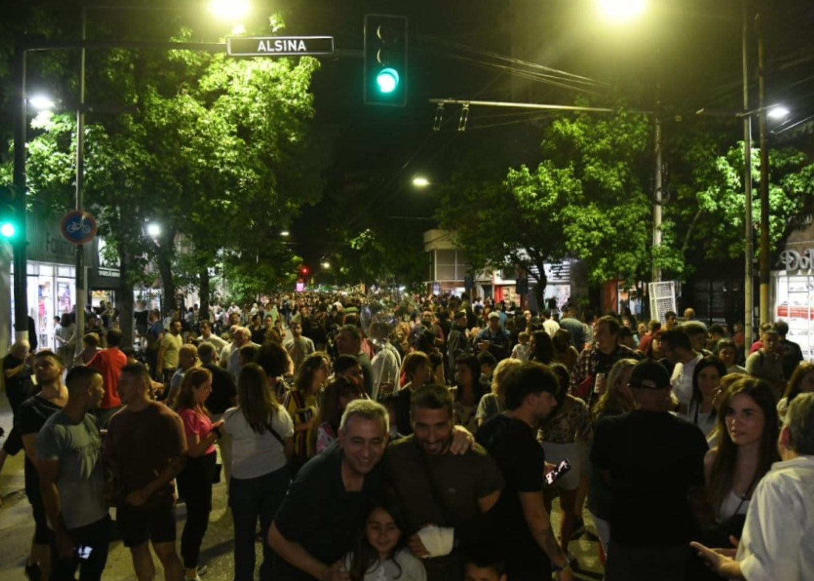 Una multitud disfrutó de la gran fiesta a cielo abierto de Echesortu, con música, ofertas y gastronomía